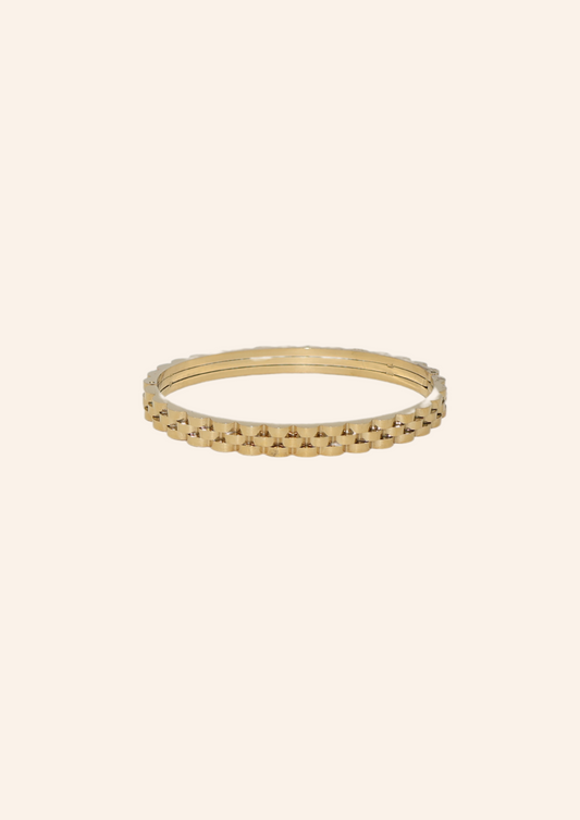 Gouden bangle gemaakt van stainless steel dus is waterproof en hypo-allergeen.