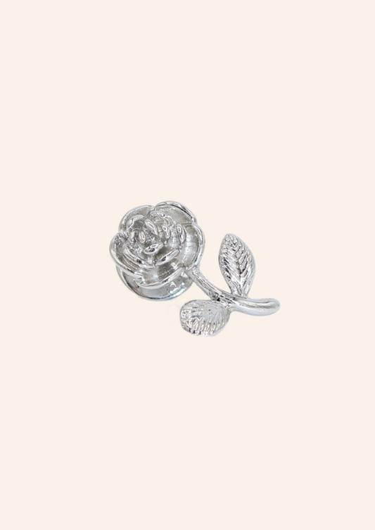 Zilveren broche in de vorm van een roosje. Gemaakt van stainless steel
