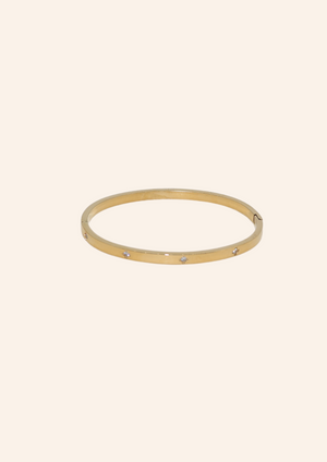 Gouden armband van roestvrij staal genaamd Forever Fave bracelet. De armband heeft een diamanten patroon. Verkrijgbaar op izzithelabel.nl. De armband verkleurt niet door water en is stainless steel en nikkelvrij.