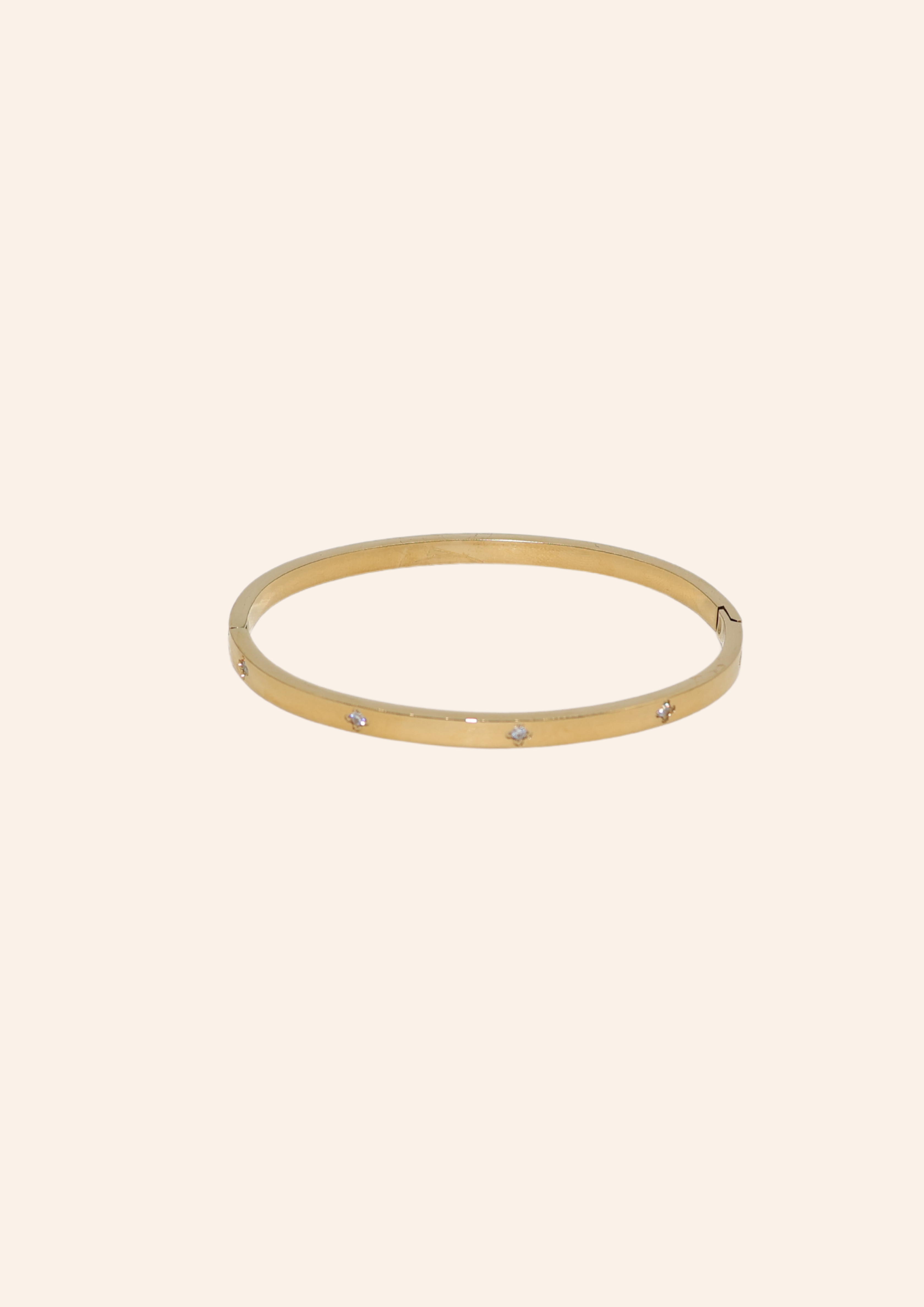 Gouden armband van roestvrij staal genaamd Forever Fave bracelet. De armband heeft een diamanten patroon. Verkrijgbaar op izzithelabel.nl. De armband verkleurt niet door water en is stainless steel en nikkelvrij.