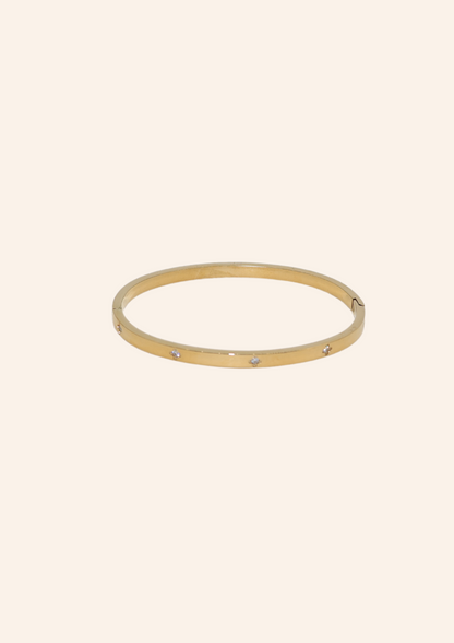 Gouden armband van roestvrij staal genaamd Forever Fave bracelet. De armband heeft een diamanten patroon. Verkrijgbaar op izzithelabel.nl. De armband verkleurt niet door water en is stainless steel en nikkelvrij.
