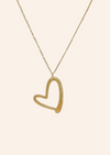 Gouden ketting van roestvrij staal genaamd so over you necklace. De ketting is lang en heeft een statement hartje als bedel. Verkrijgbaar op izzithelabel.nl. De ketting verkleurt niet door water en is stainless steel en nikkelvrij.