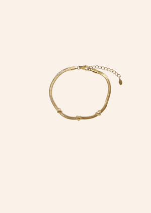 Gouden, platte schakelarmband met hartjes, gemaakt van stainless steel dus is waterproof en hypo-allergeen.