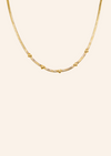 Gouden ketting van roestvrij staal genaamd triple the love necklace. De ketting heeft kleine hartjes. Verkrijgbaar op izzithelabel.nl. De ketting verkleurt niet door water en is stainless steel en nikkelvrij.