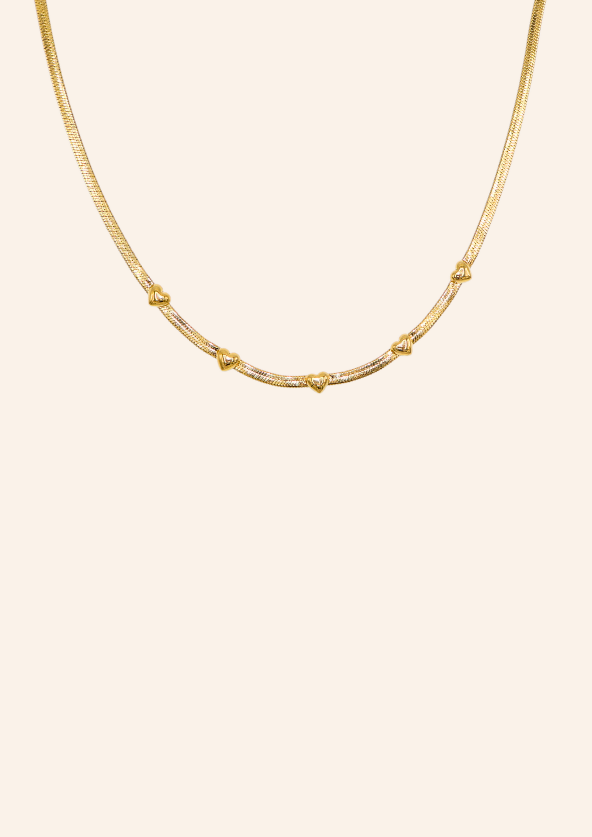 Gouden ketting van roestvrij staal genaamd triple the love necklace. De ketting heeft kleine hartjes. Verkrijgbaar op izzithelabel.nl. De ketting verkleurt niet door water en is stainless steel en nikkelvrij.