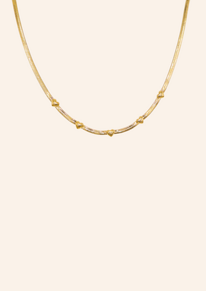 Gouden ketting van roestvrij staal genaamd triple the love necklace. De ketting heeft kleine hartjes. Verkrijgbaar op izzithelabel.nl. De ketting verkleurt niet door water en is stainless steel en nikkelvrij.