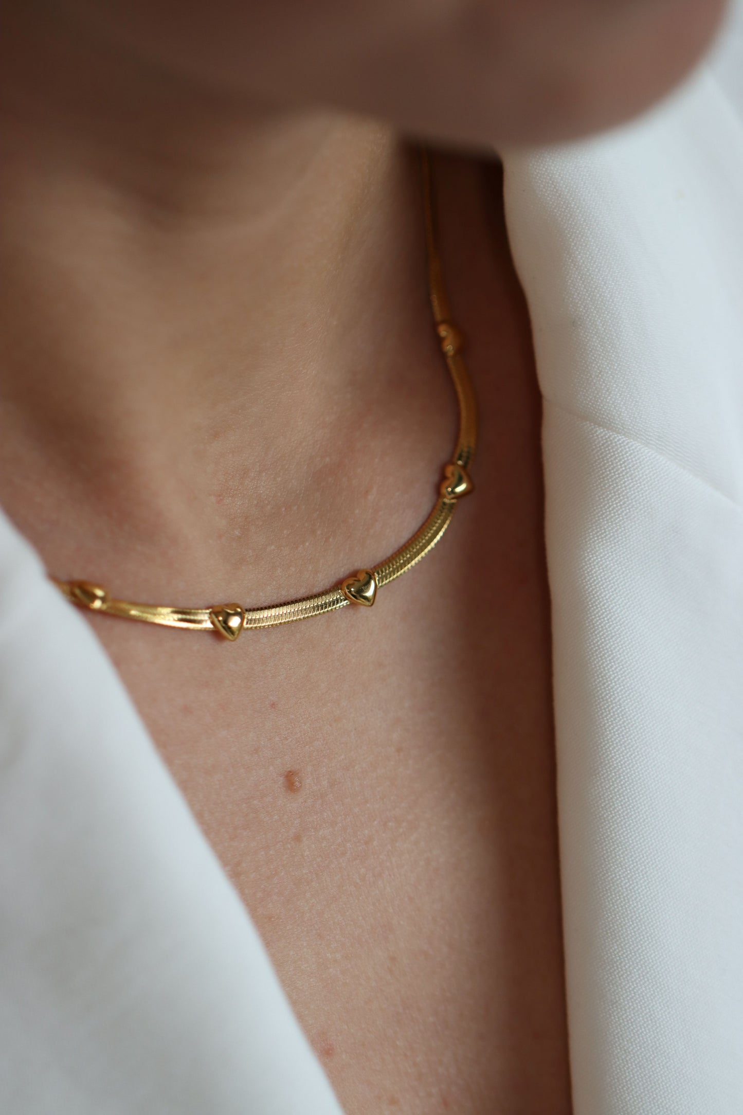 Gouden ketting van roestvrij staal genaamd triple the love necklace. Verkrijgbaar op izzithelabel.nl. De ketting verkleurt niet door water en is stainless steel en nikkelvrij.