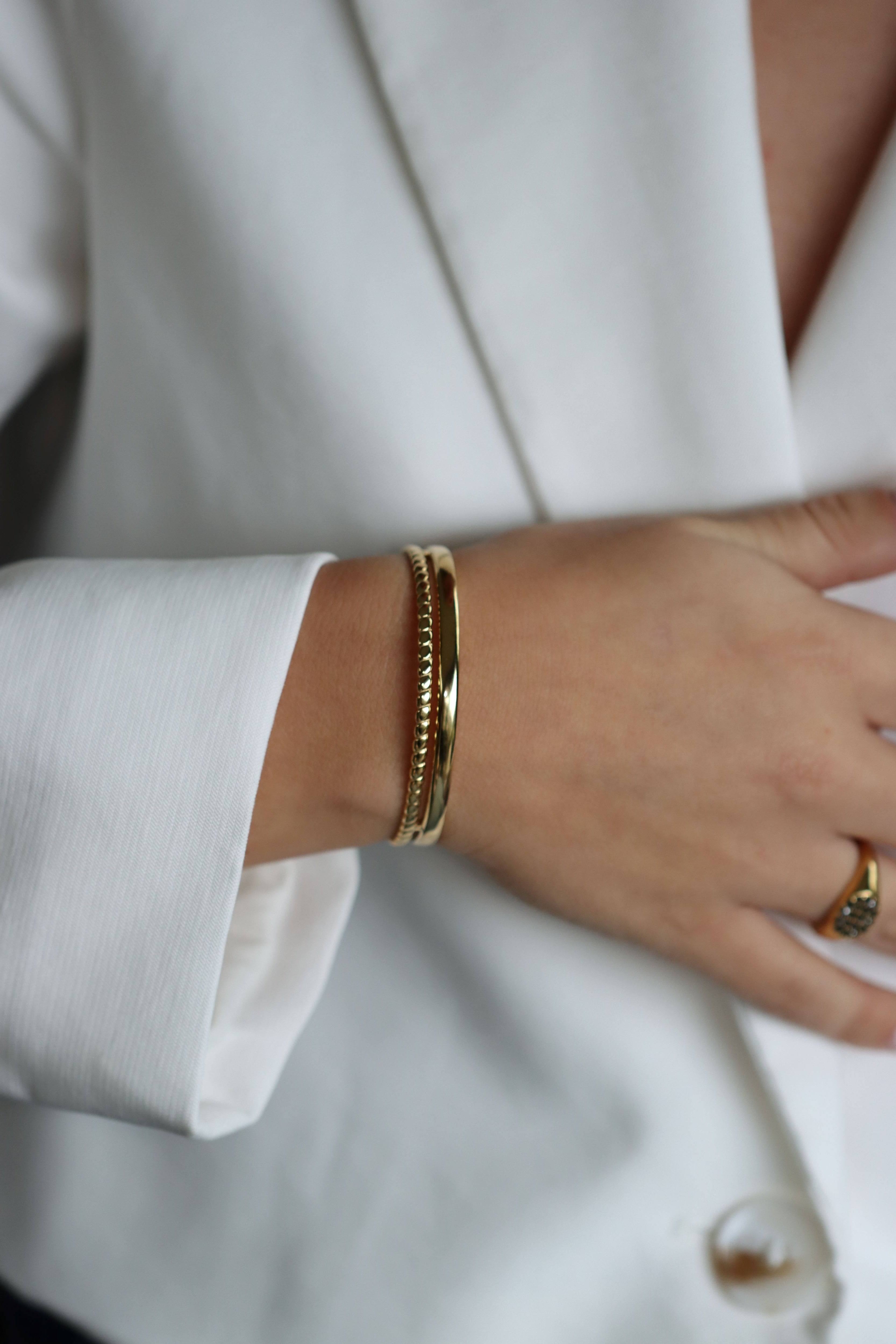 Chunky gouden bangle gemaakt van stainless steel dus is waterproof en hypo-allergeen.