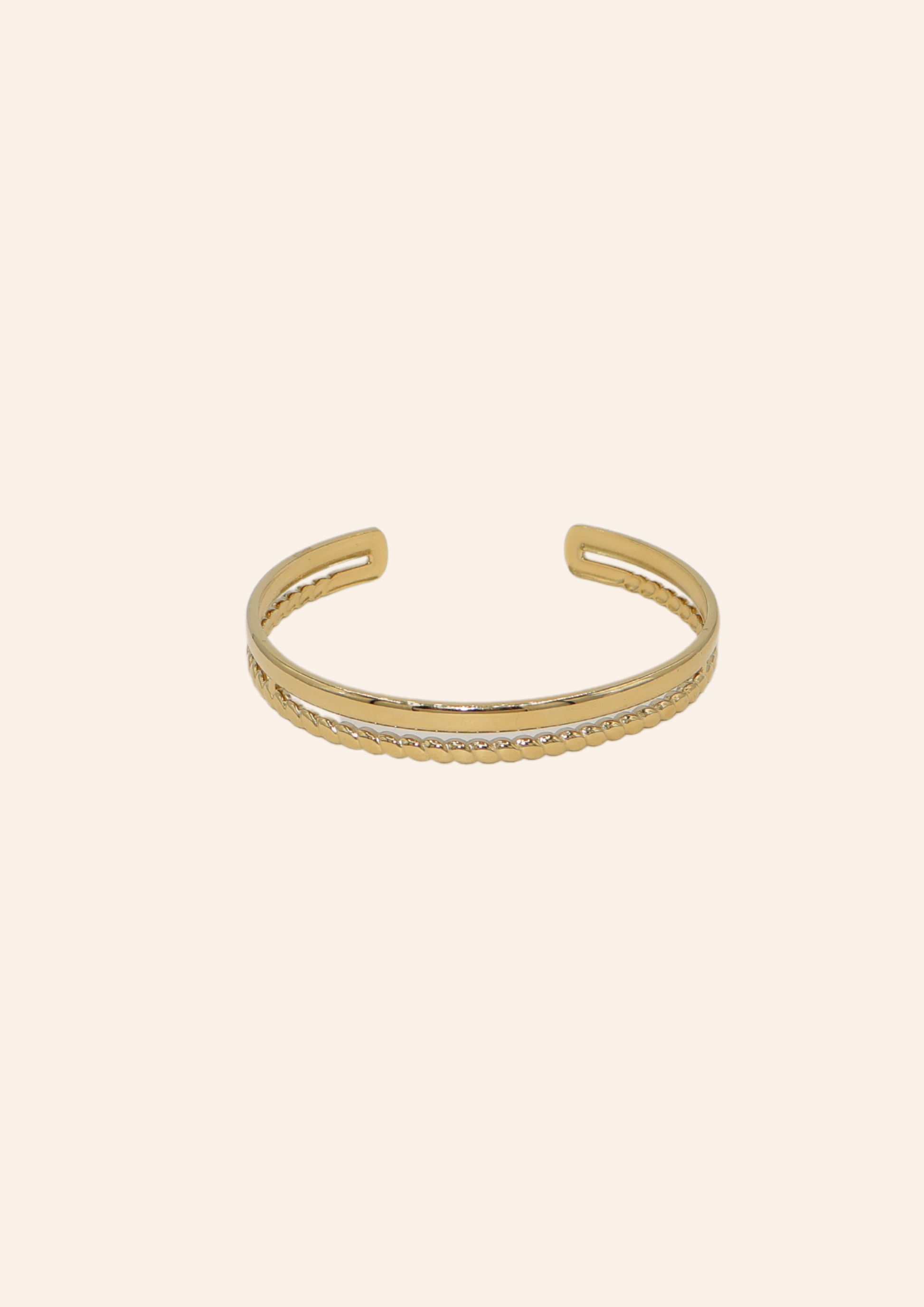 Chunky gouden bangle gemaakt van stainless steel dus is waterproof en hypo-allergeen.
