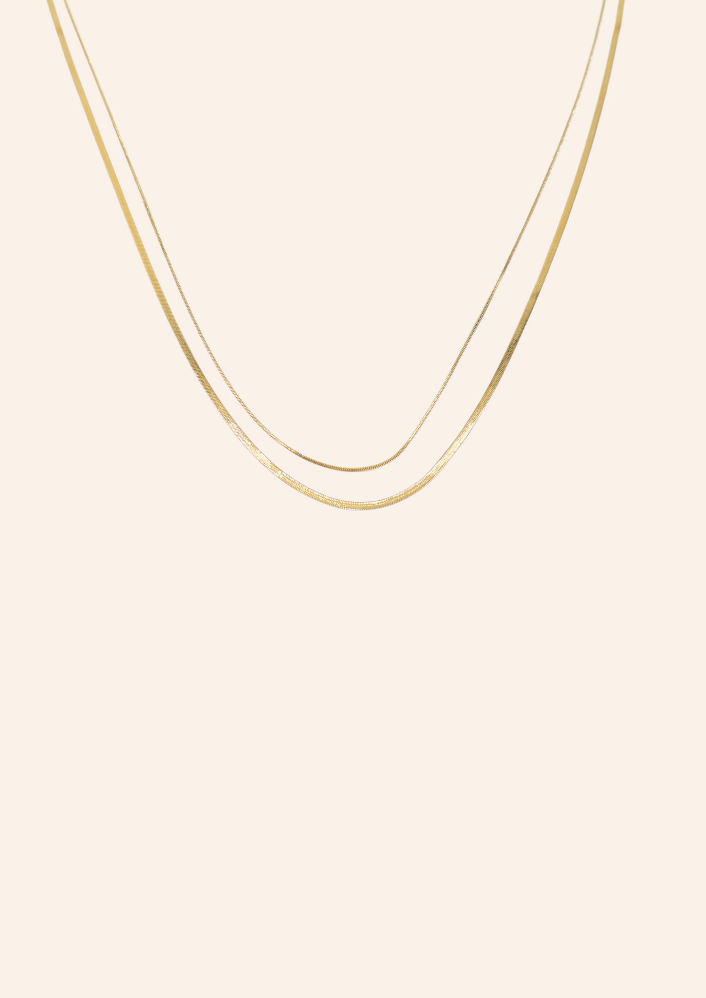 Zilveren ketting van roestvrij staal genaamd two together necklace. Verkrijgbaar op izzithelabel.nl. De ketting verkleurt niet door water en is stainless steel en nikkelvrij.