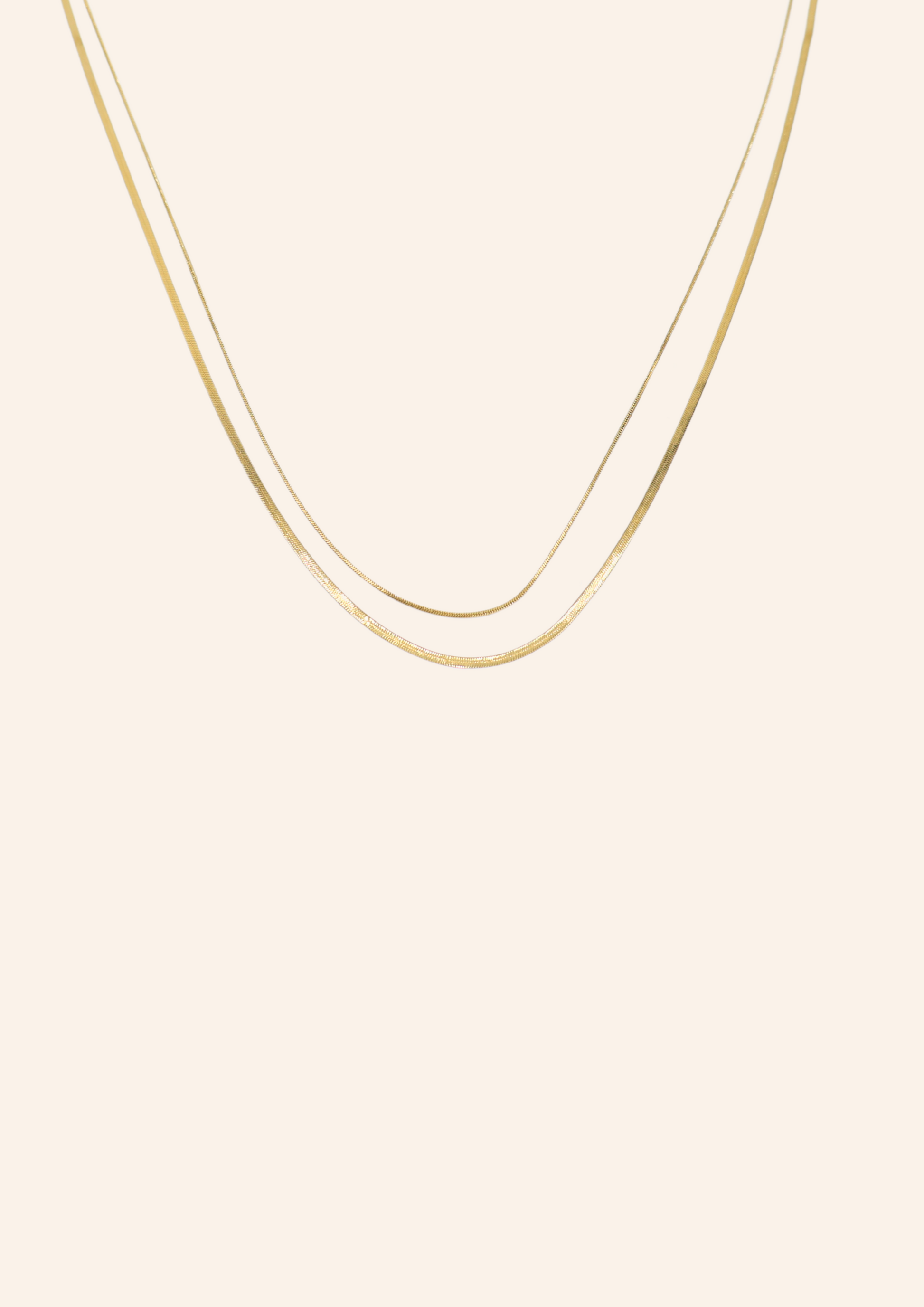 Zilveren ketting van roestvrij staal genaamd two together necklace. Verkrijgbaar op izzithelabel.nl. De ketting verkleurt niet door water en is stainless steel en nikkelvrij.