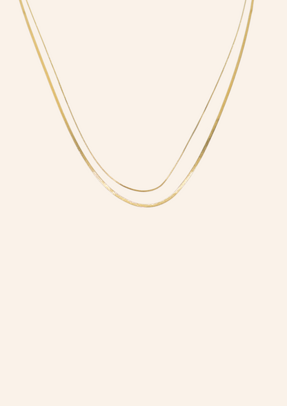 Zilveren ketting van roestvrij staal genaamd two together necklace. Verkrijgbaar op izzithelabel.nl. De ketting verkleurt niet door water en is stainless steel en nikkelvrij.