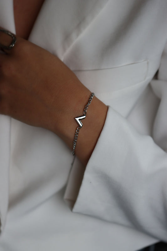 Fijne zilveren armband met v-bedel. Gemaakt van stainless steel en is hypo-allergeen.