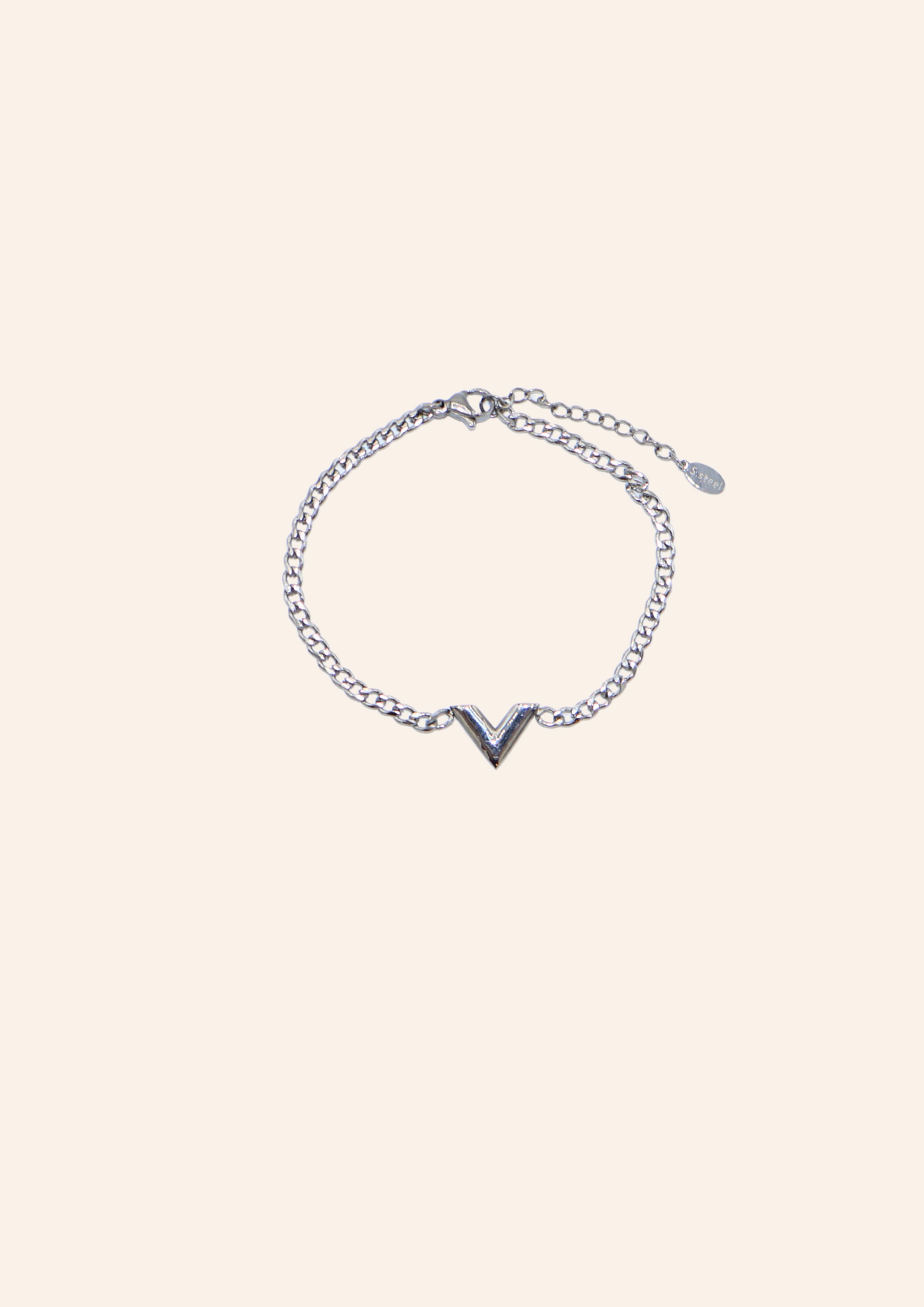 Fijne zilveren armband met v-bedel. Gemaakt van stainless steel en is hypo-allergeen.