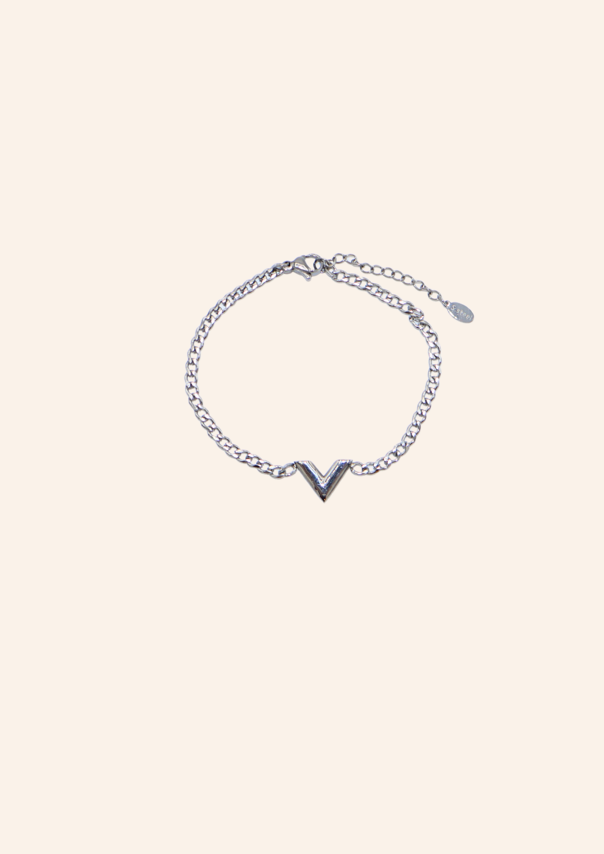 Fijne zilveren armband met v-bedel. Gemaakt van stainless steel en is hypo-allergeen.