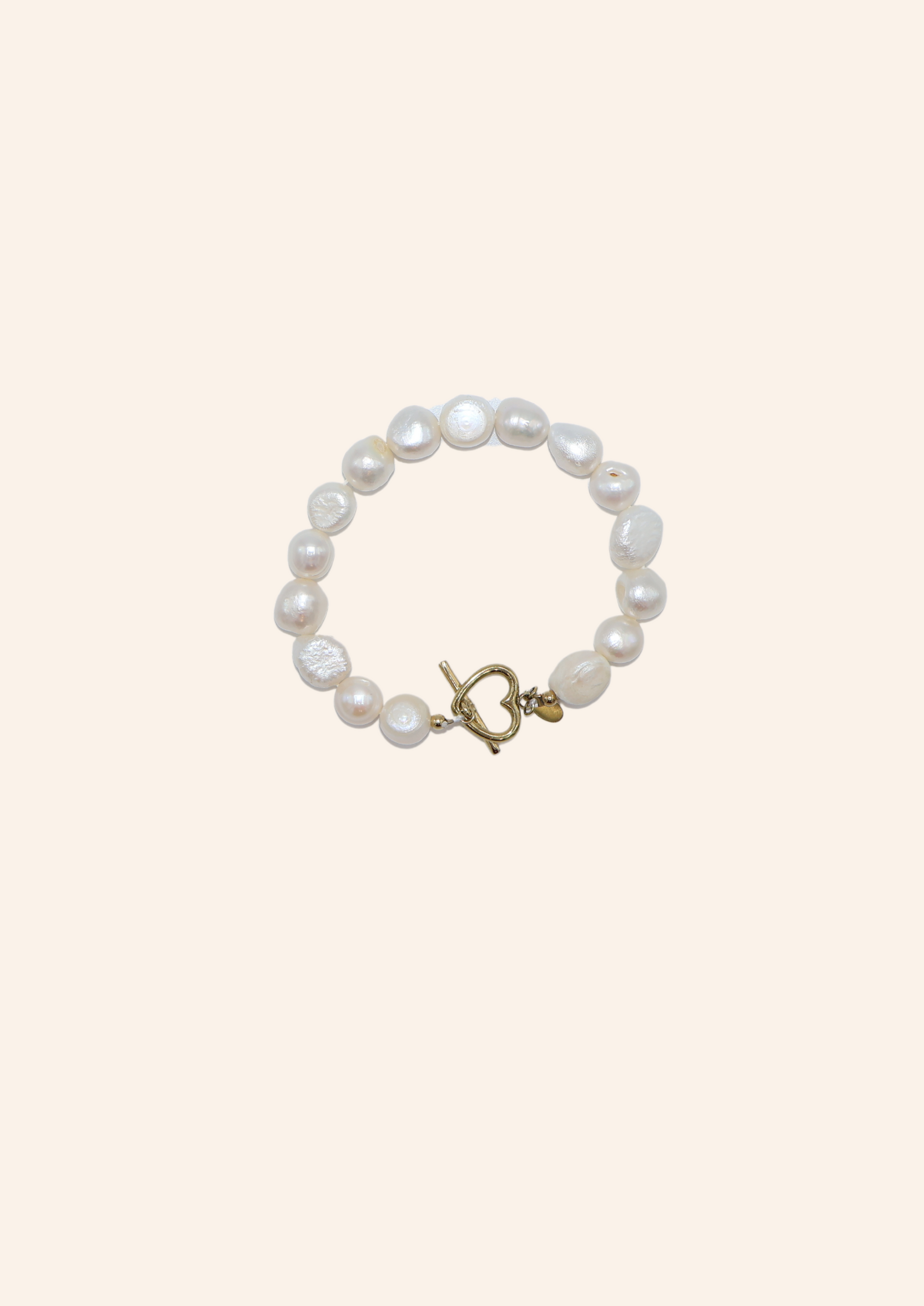 Parelarmband met witte parels. Stainless steel dus is waterproof en hypo-allergeen.