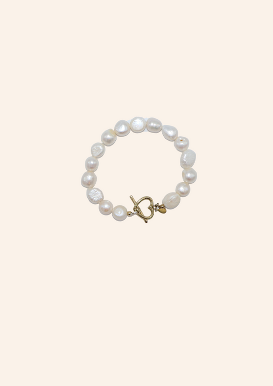 Parelarmband met witte parels. Stainless steel dus is waterproof en hypo-allergeen.