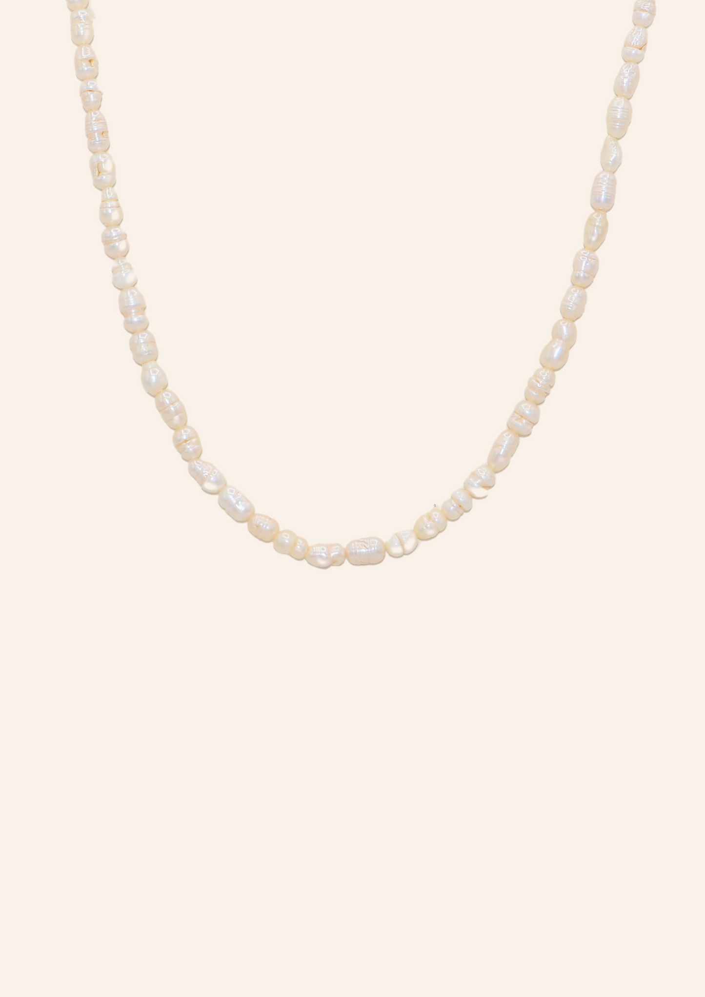 Gouden ketting van roestvrij staal genaamd white cloud necklace. De ketting bevat zoetwaterparels. Verkrijgbaar op izzithelabel.nl. De ketting verkleurt niet door water en is stainless steel en nikkelvrij.