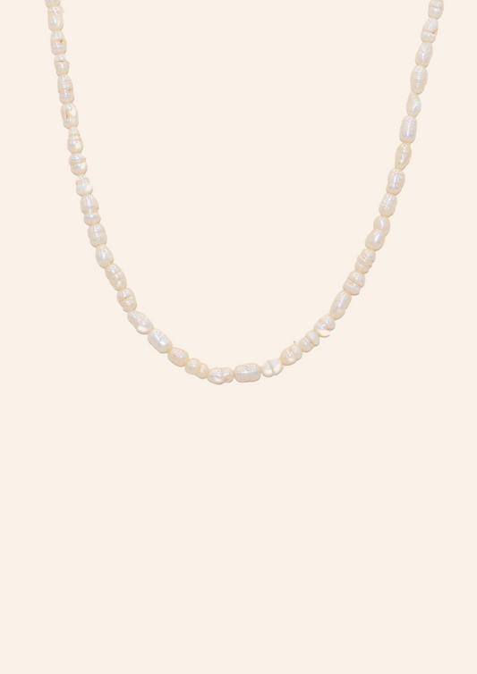 Gouden ketting van roestvrij staal genaamd white cloud necklace. De ketting bevat zoetwaterparels. Verkrijgbaar op izzithelabel.nl. De ketting verkleurt niet door water en is stainless steel en nikkelvrij.