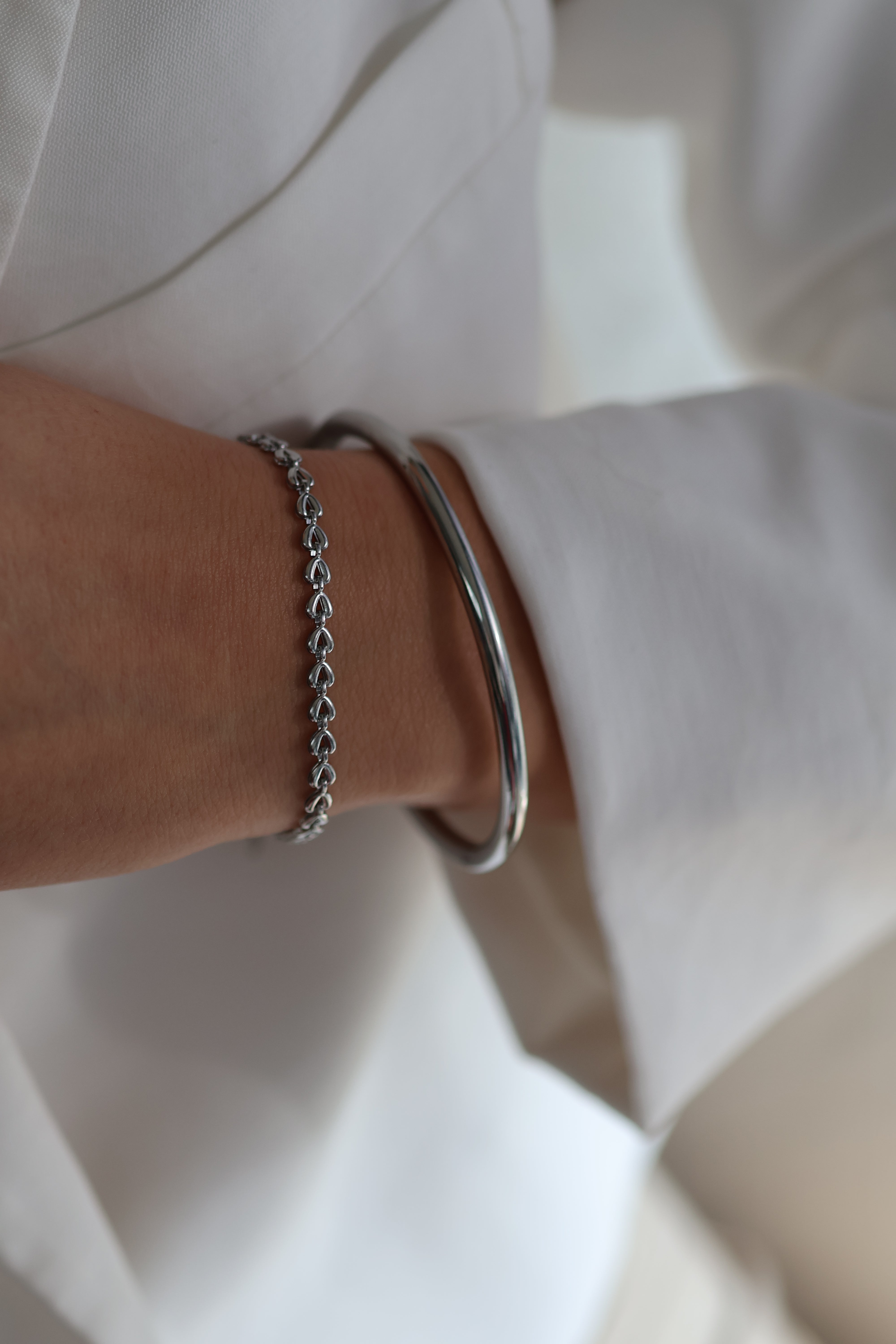 Zilveren bangle gemaakt van stainless steel dus is waterproof en hypo-allergeen.